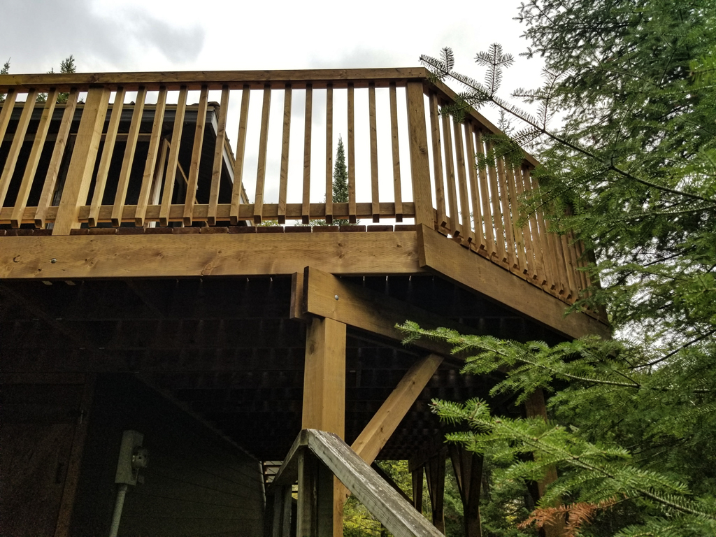 45 degree corner of completed outdoor deck with balusters and railings