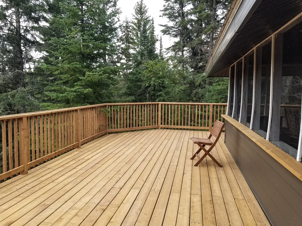 completed outdoor deck with balusters and railings