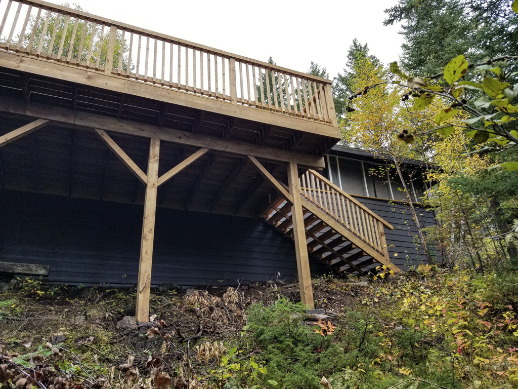 completed outdoor deck with balusters and railings