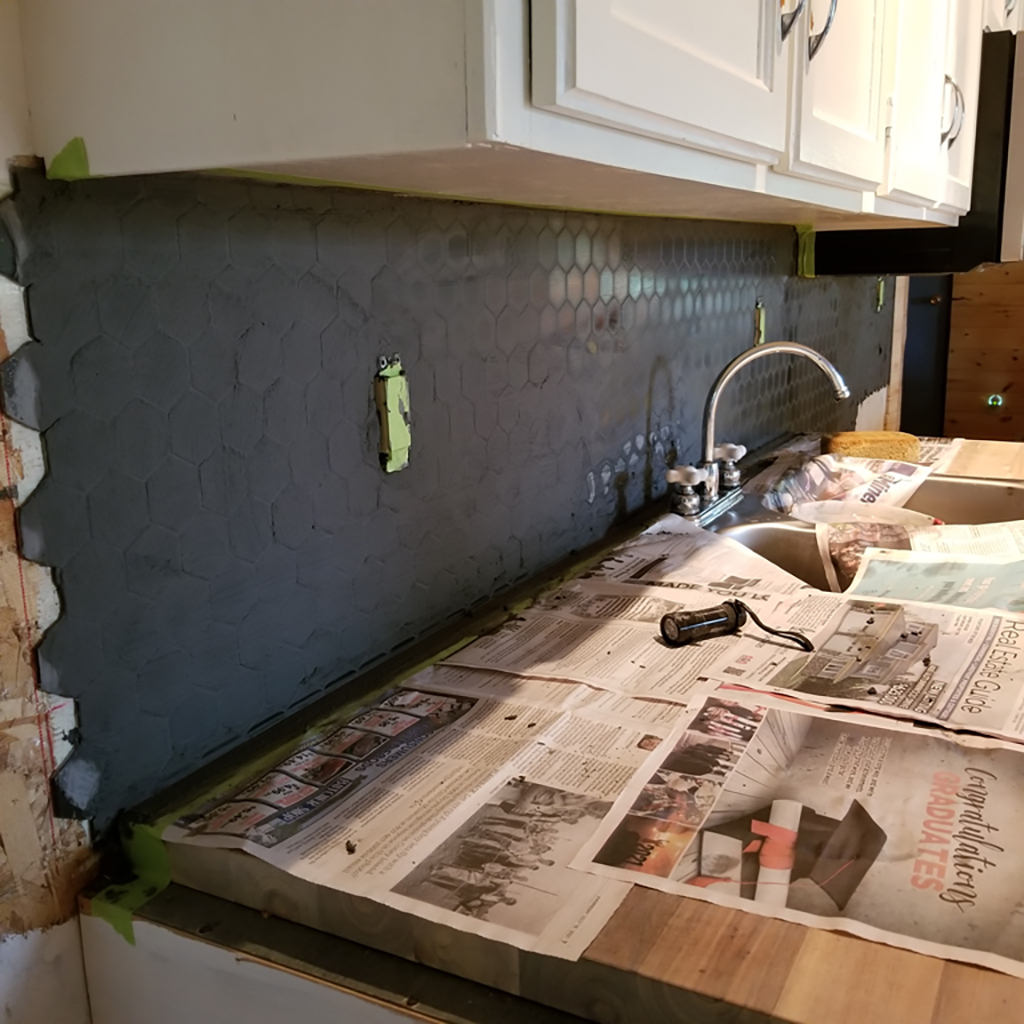 Ceramic kitchen backsplash – application of grout